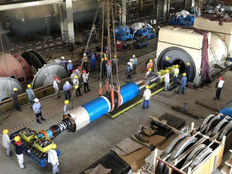 湖北工程巴基斯坦塔爾項目發電機轉子一次裝穿成功