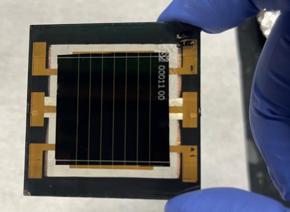 NREL、CubicPV 鈣鈦礦微型太陽能組件效率達 24%