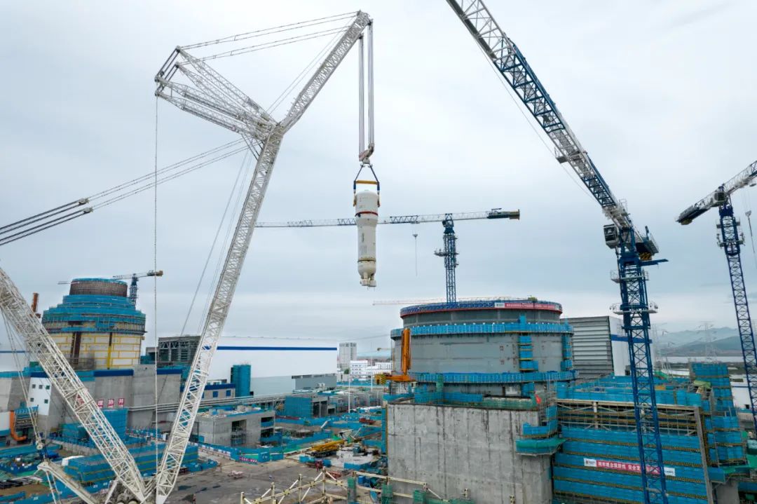 海陽核電4號機組首臺蒸汽發生器吊裝就位