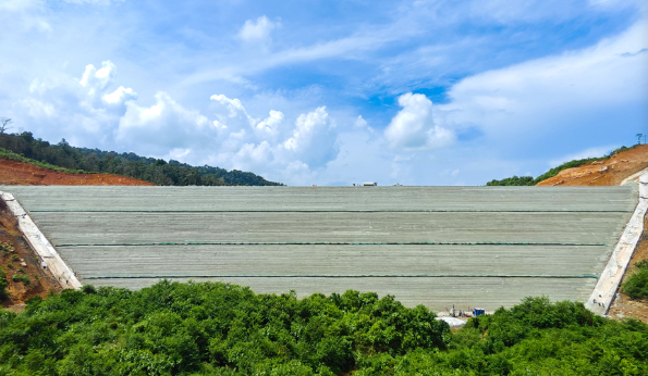 柬埔寨斯登眉登一級水電站大壩填筑到頂