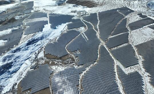 世界最大水光互補項目關鍵工程索絨光伏電站并網發電