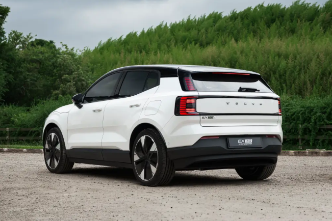 沃爾沃EX30 2026款巴西上市：精簡為三版本，新增428馬力Ultra車型