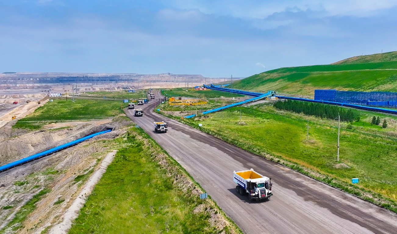 內蒙古公司扎哈淖爾煤業公司無人駕駛礦卡剝離產量突破2000萬立方米